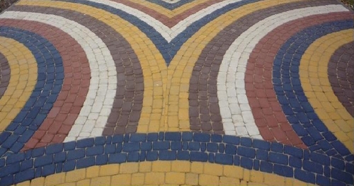 Мозаичный тротуар из гиперпрессованной плитки